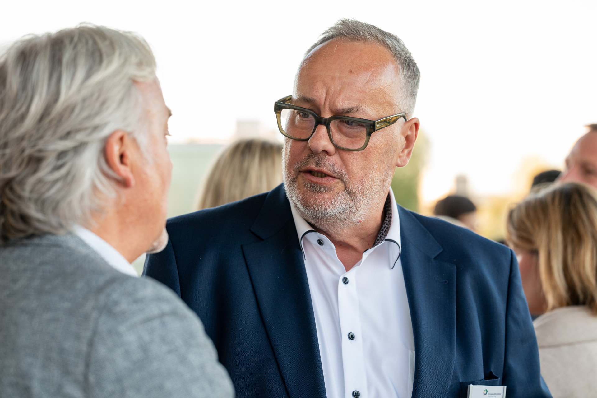 Zwei Gäste im intensiven Gespräch