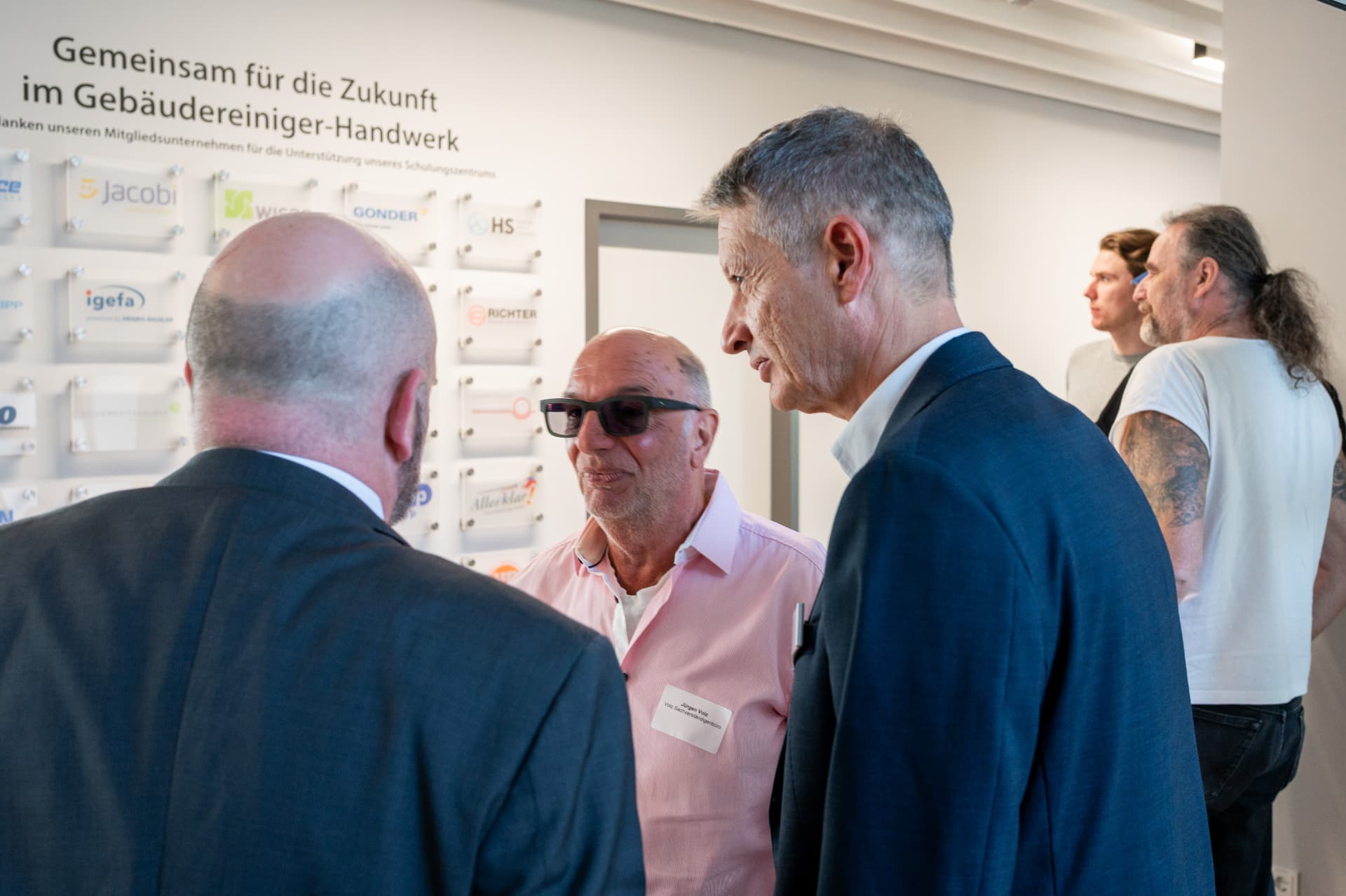 Im Gespräch vor der Danktafel der unterstützenden Mitgliedsunternehmen
