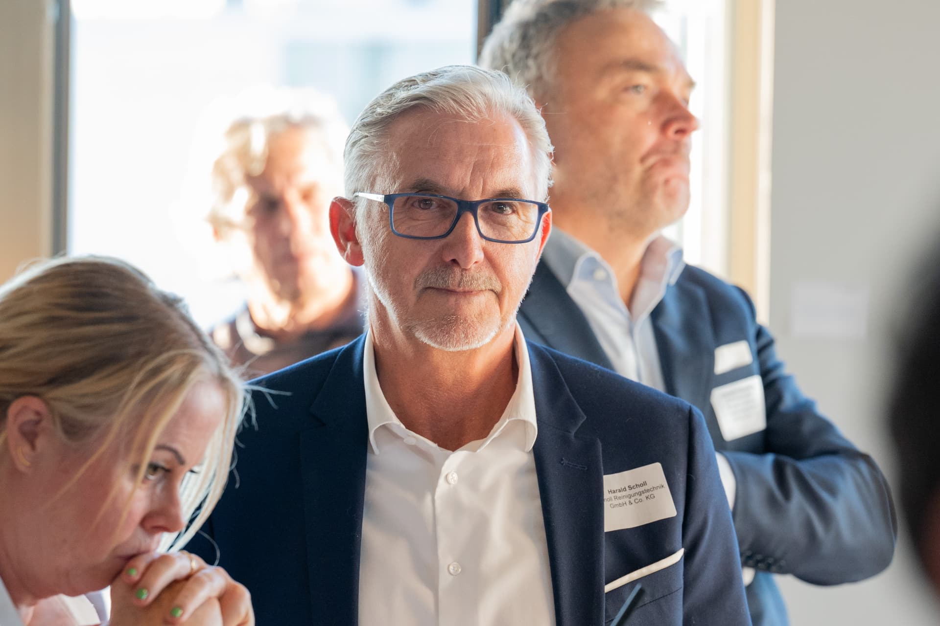 Gäste aufmerksam bei der Besichtigung der Räume