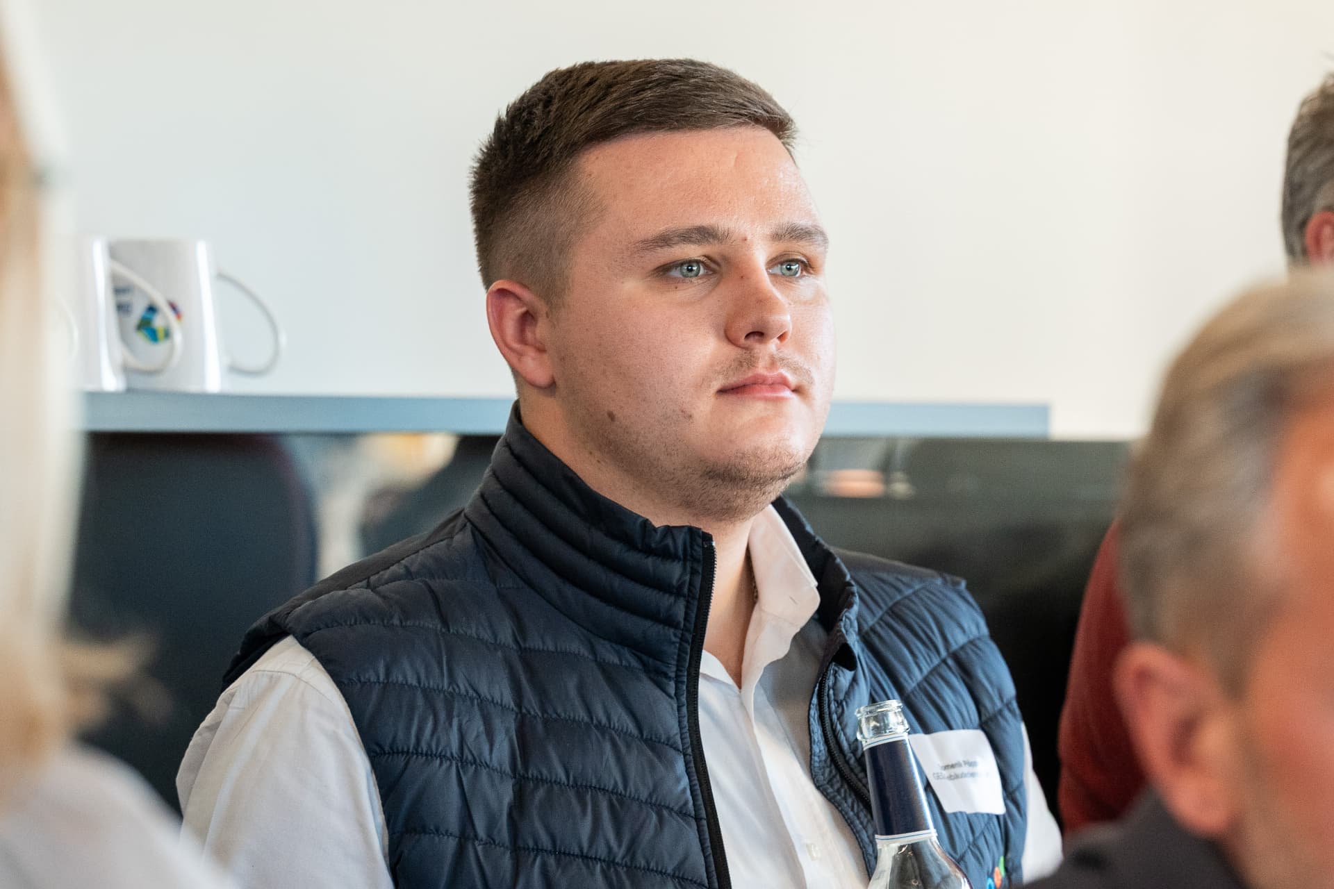 Gast aufmerksam bei der Führung durch das Schulungszentrum