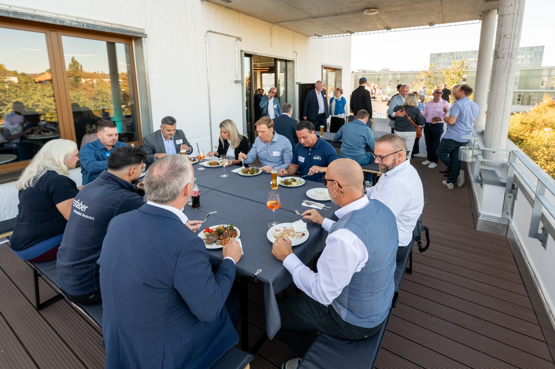 Gäste gemeinsam am Abendessen auf der Dachterrasse