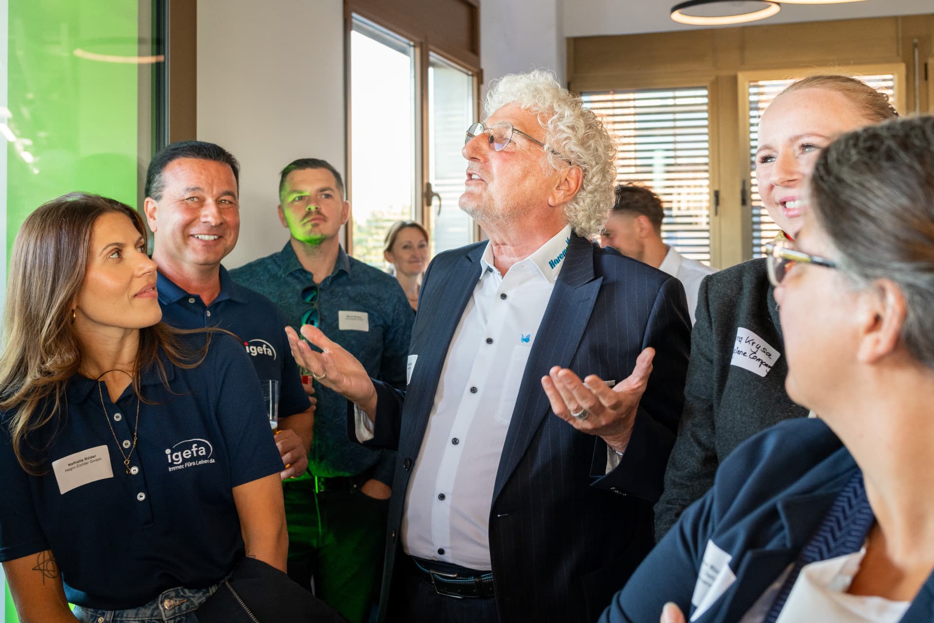 Gespräch mit Unterstützern in Poloshirts im Schulungszentrum