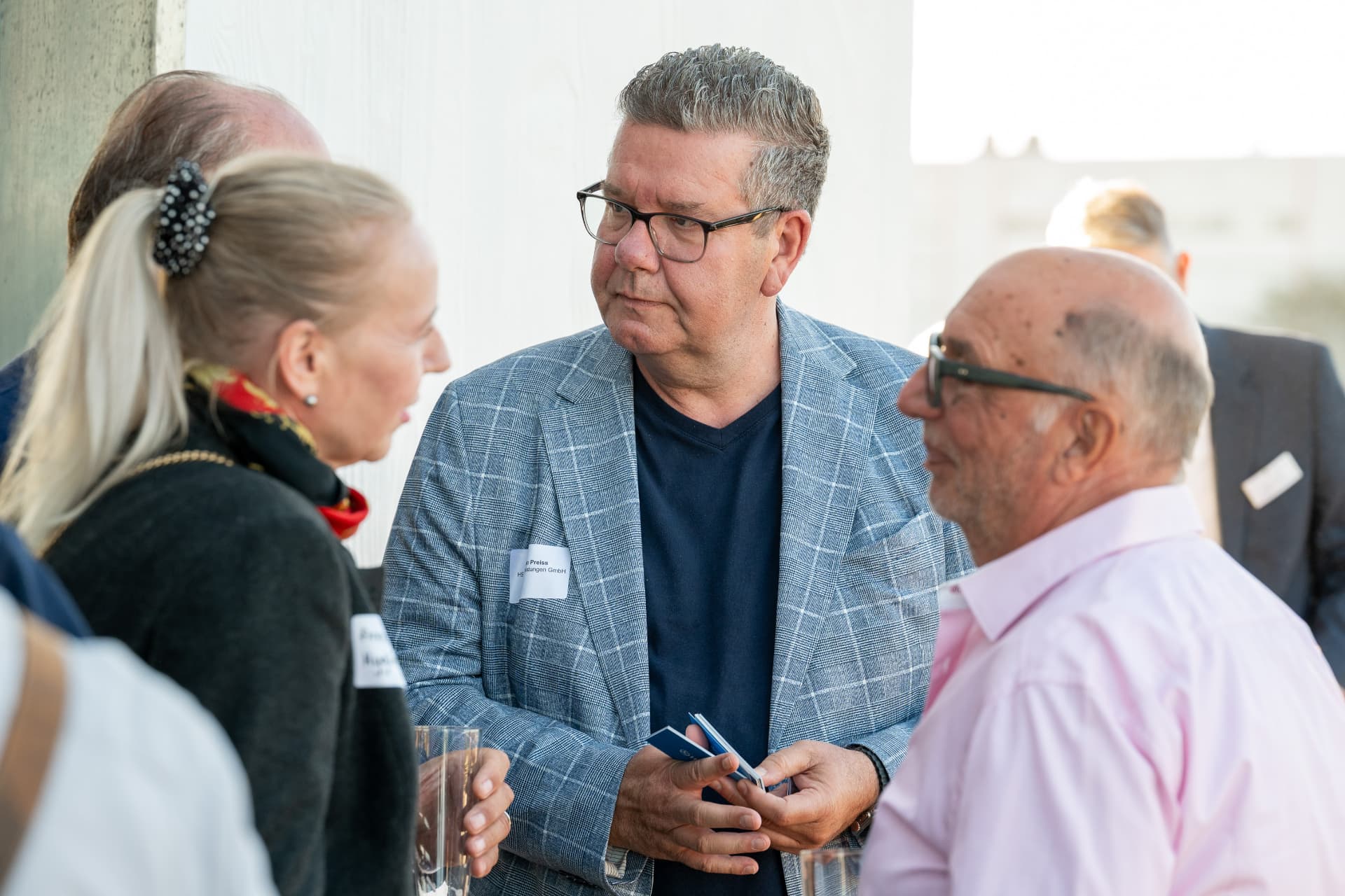 Gäste tauschen Visitenkarten aus