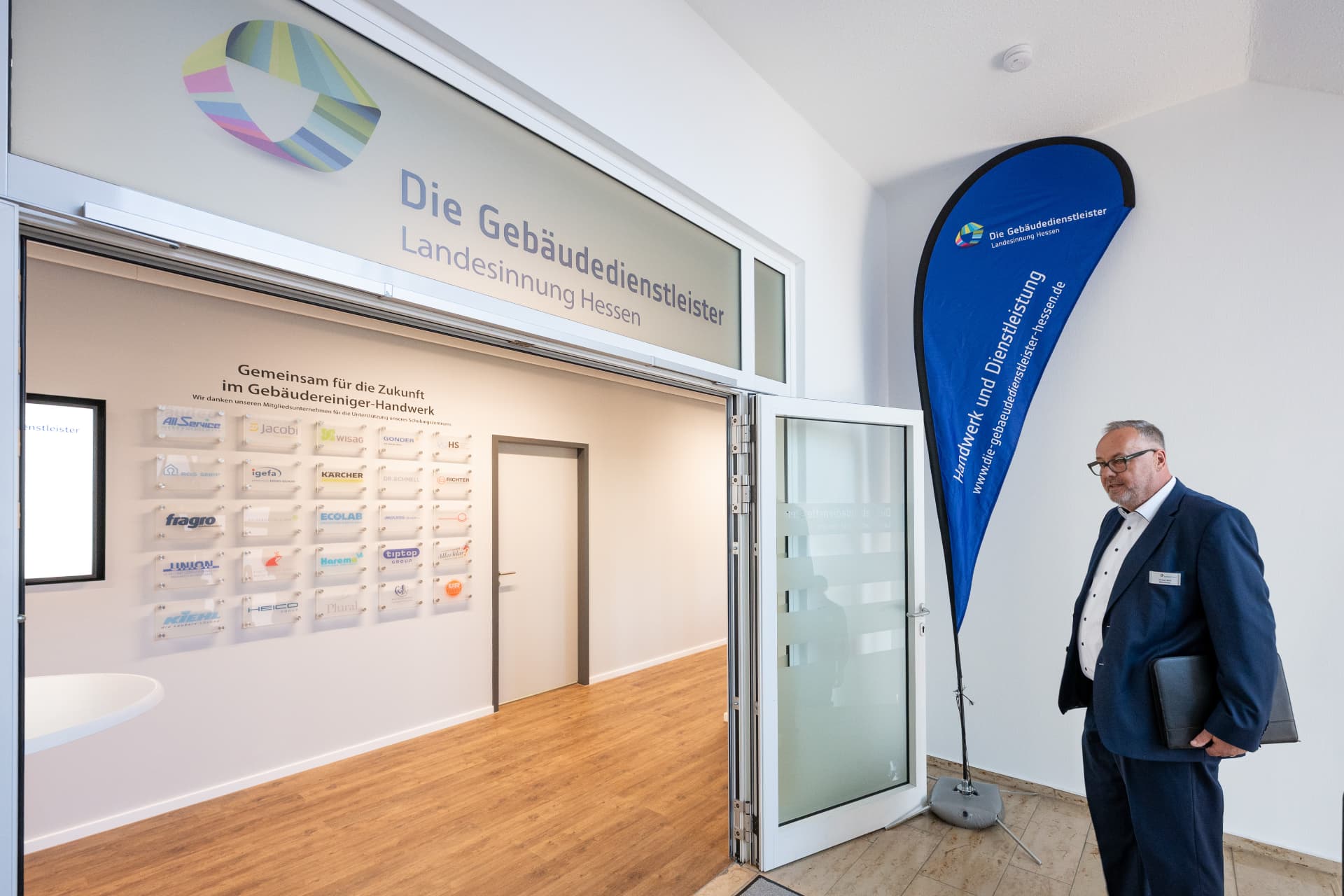 Eingang mit Werbefahne „Handwerk und Dienstleistung“