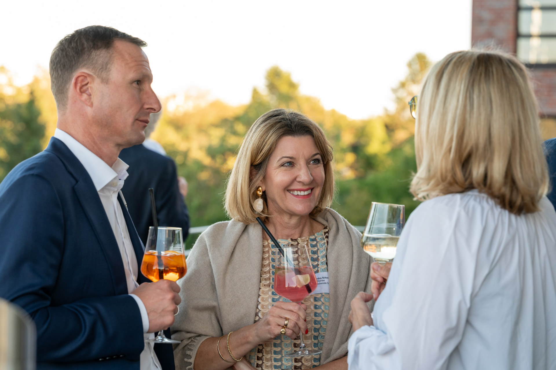 Gesprächsrunde mit Drinks im Abendlicht