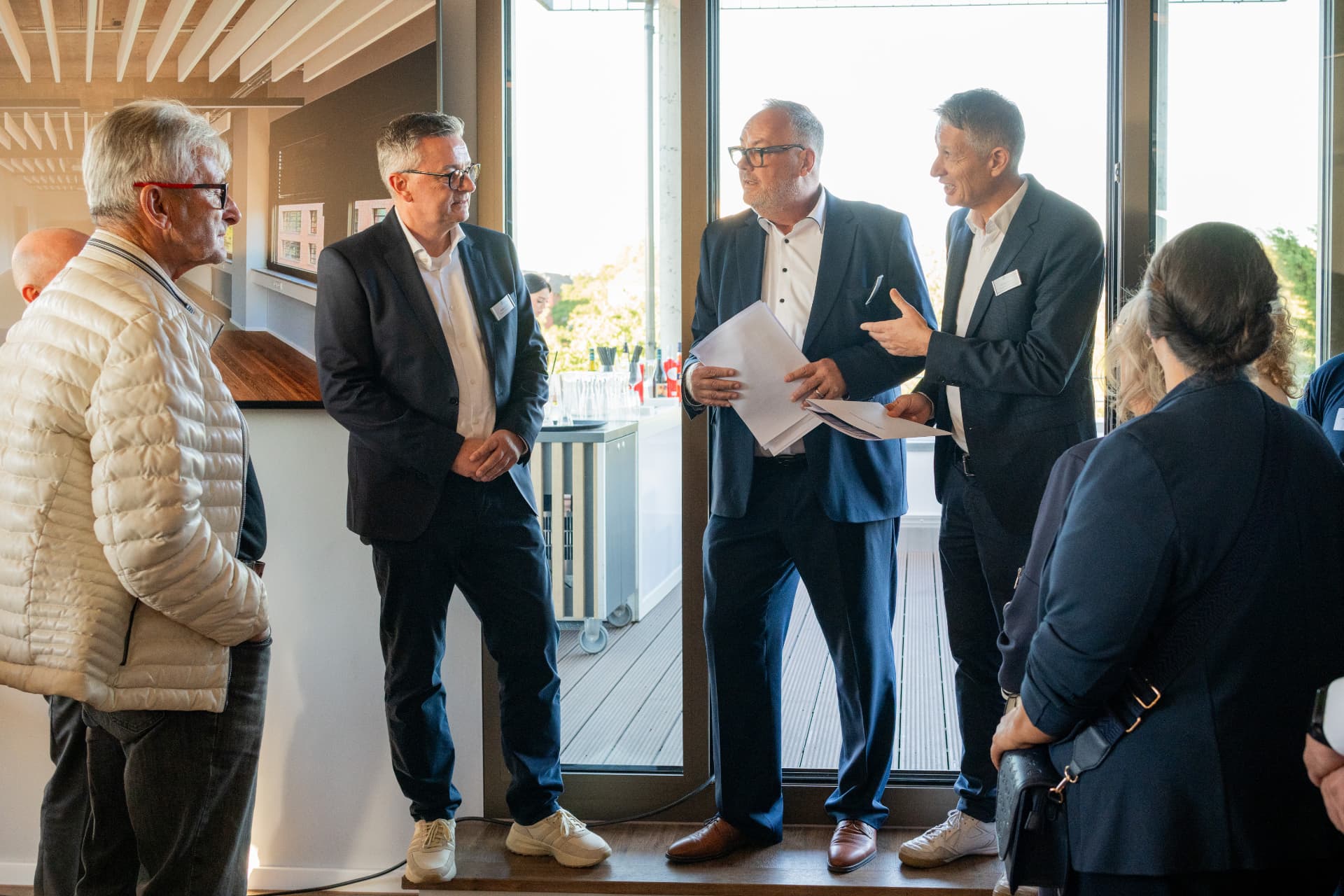 Gesprächsrunde mit Unterlagen im Schulungszentrum