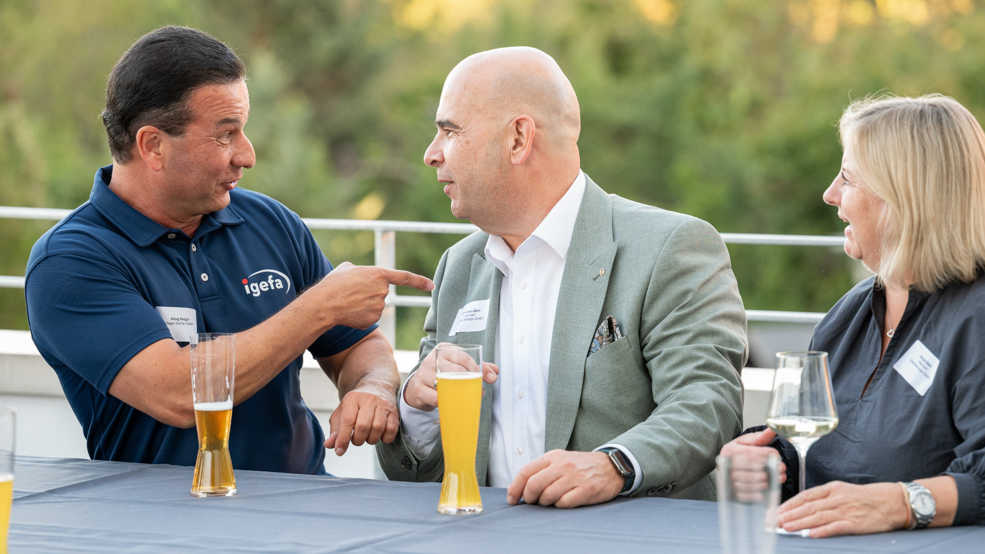 Gesellige Runde am Tisch auf der Dachterrasse