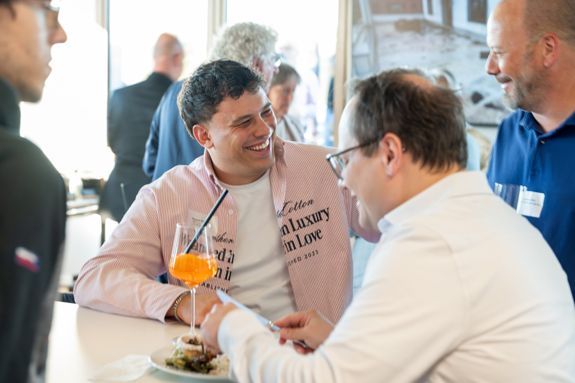 Fröhliches Gespräch bei Speisen und Drinks