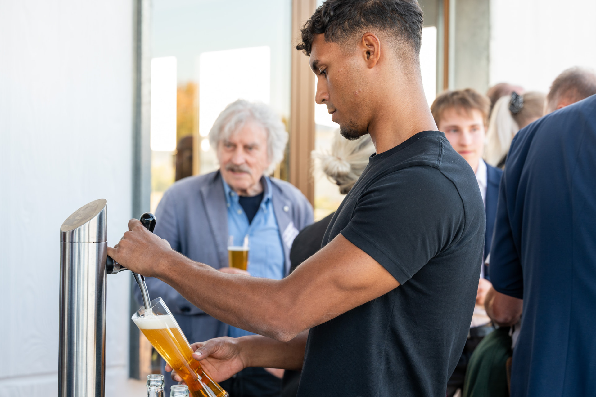 Bier wird frisch an der Bar gezapft