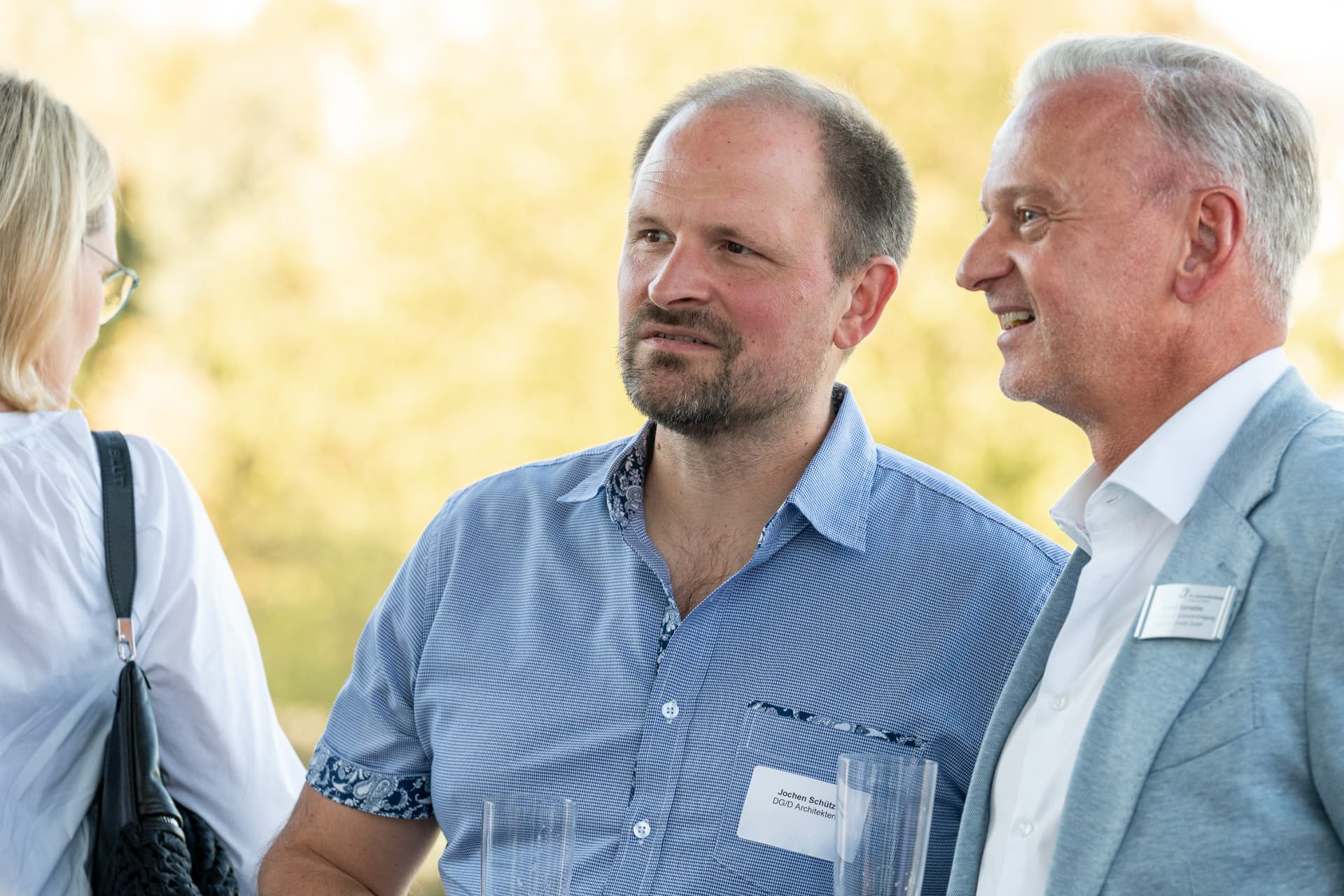 Gäste im Gespräch im Freien