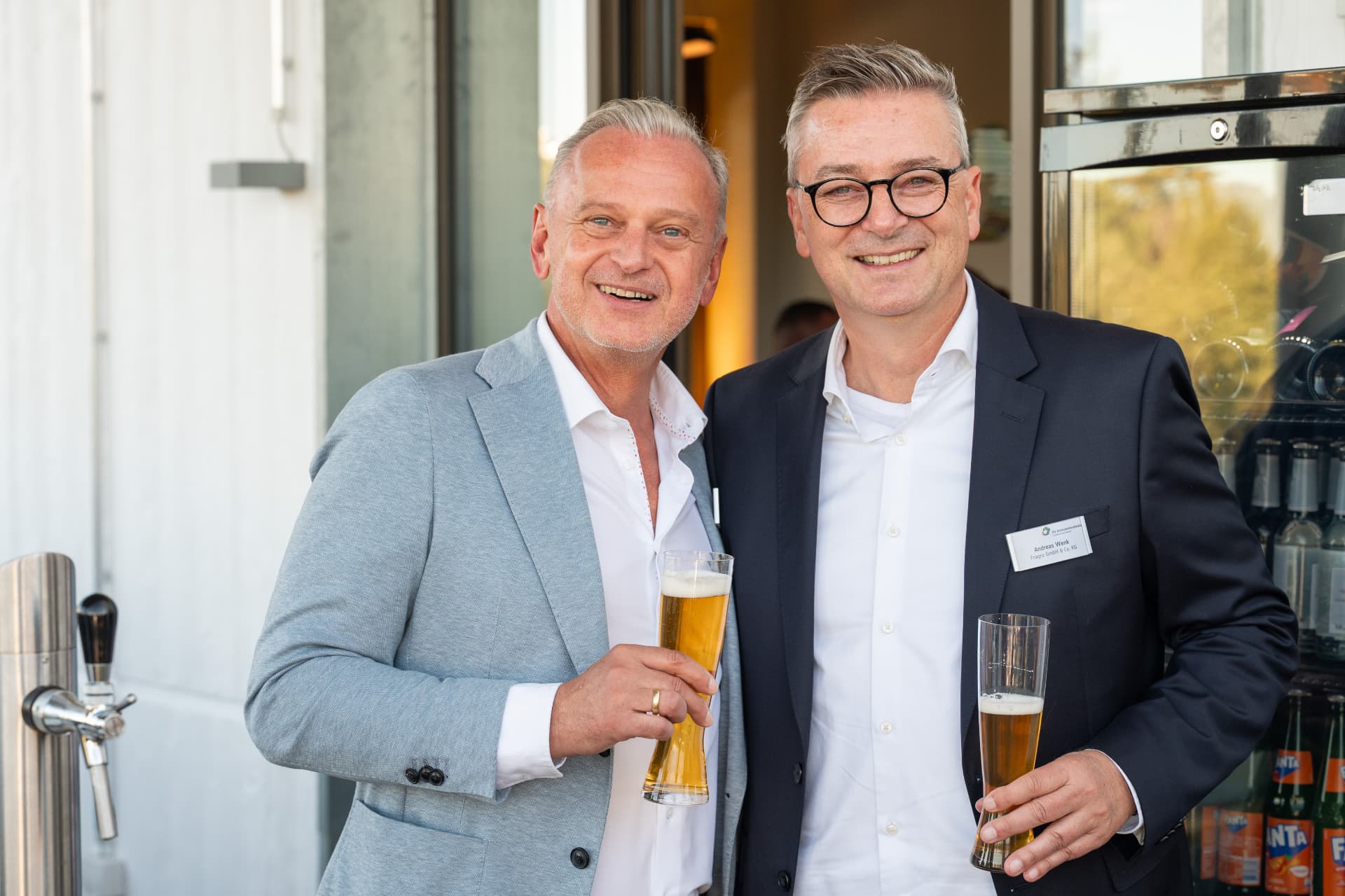 Zwei Gäste an der Bar mit frisch gezapften Getränken