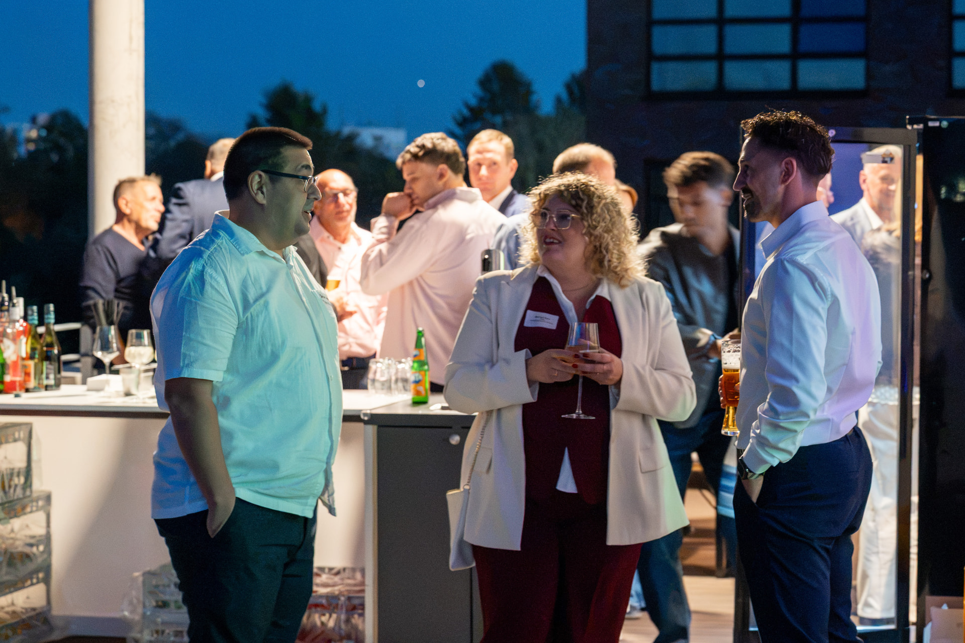 Ausklang auf der Dachterrasse in der Abenddämmerung