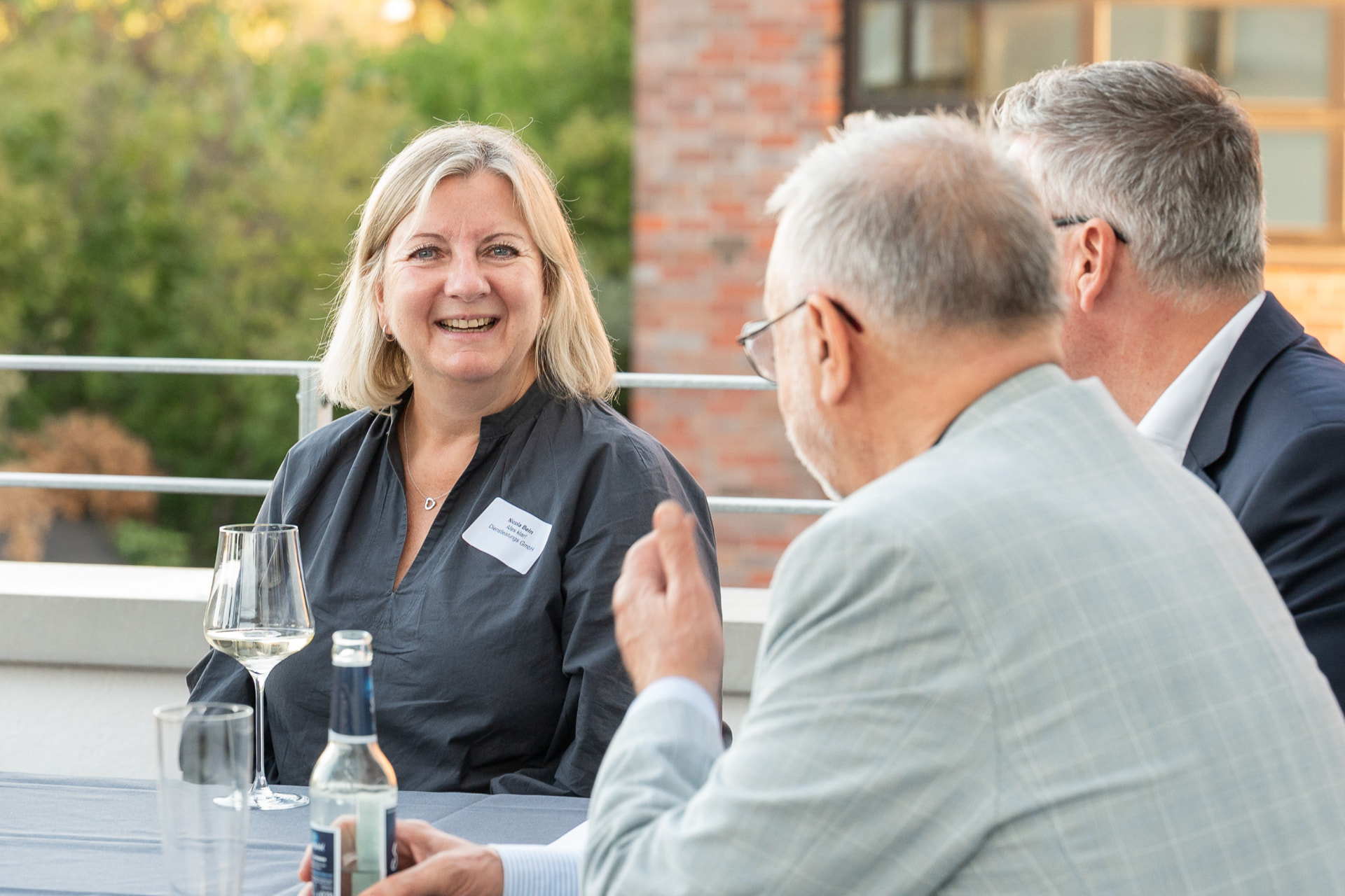Lächelndes Gespräch am Tisch auf der Terrasse