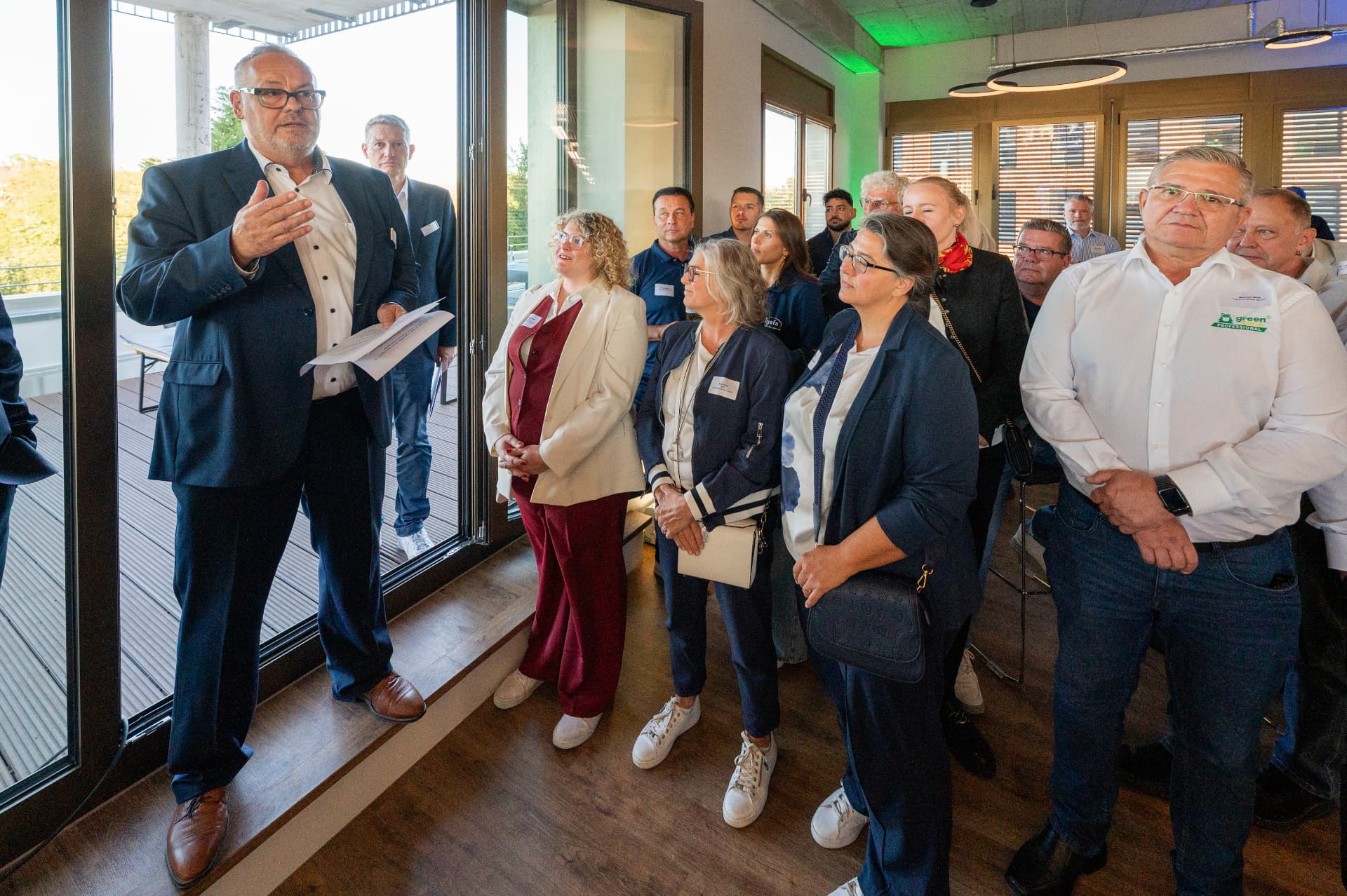 Redner mit Redebeitrag vor den versammelten Gästen