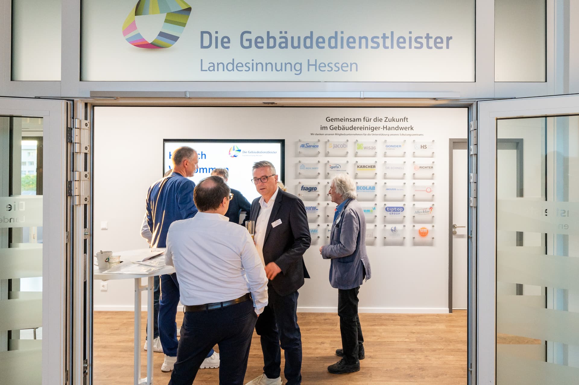 Eingangsbereich mit Empfangstafel und Sponsorenwand der Unterstützer