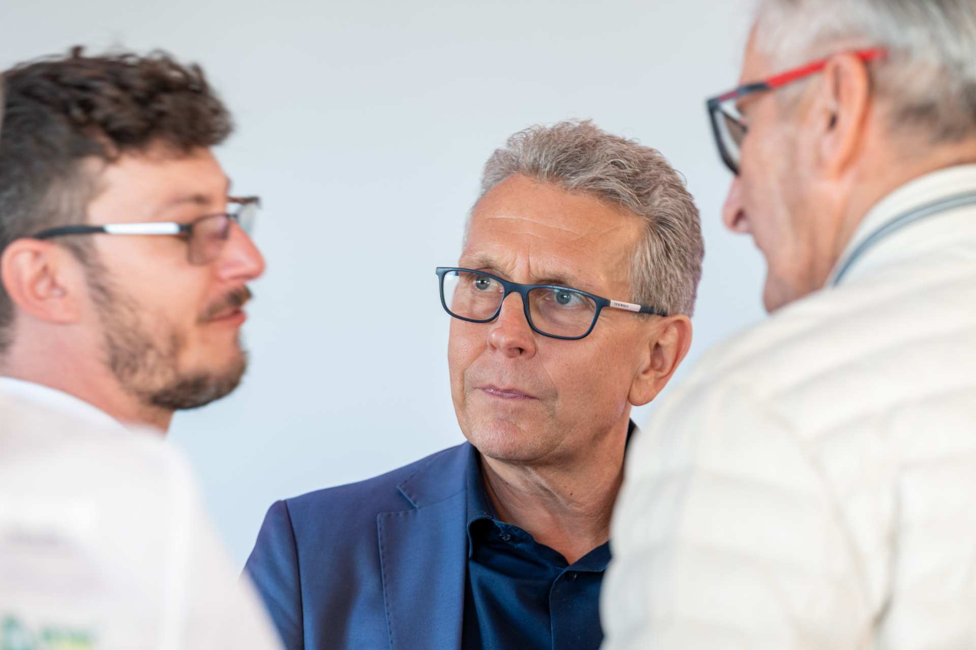 Drei Gäste im intensiven Gespräch