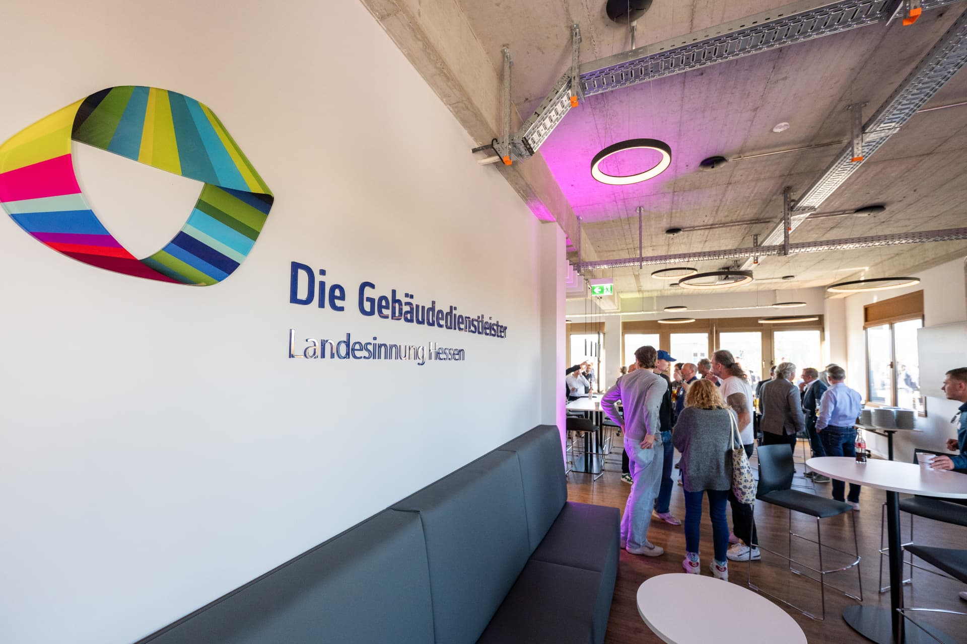 Lounge-Bereich mit Logo der Gebäudedienstleister Landesinnung Hessen