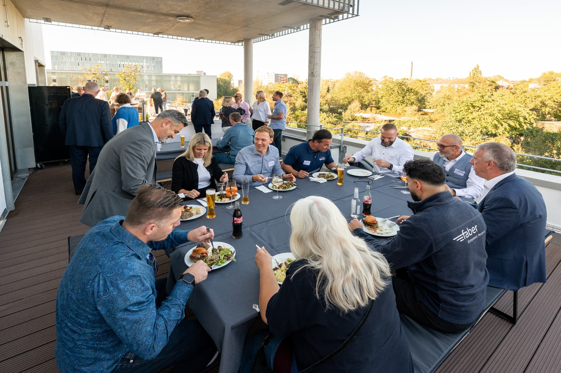 Gäste gemeinsam am Abendessen auf der Dachterrasse